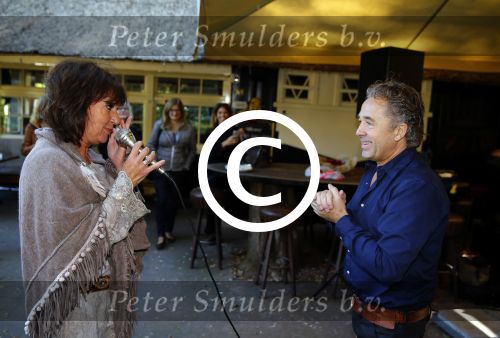 Hilversum 30 september 2015
Presentatie cd Bart Bosch. Bart zingt een liedje voor Jose Hoebee.