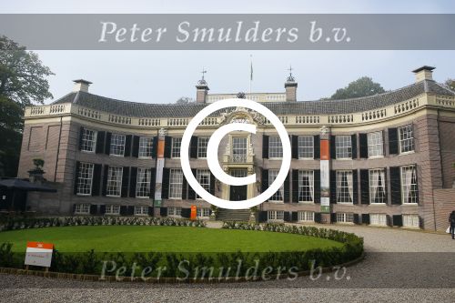 Baarn 4 oktober 2015
Presentatie boek Belinda Meuldijk in kasteel Groeneveld.
Aanwezig Thierry Duval Rob de Nijs Henriette de Nijs Julis Joshi en Robert.
Willeke Alberti krijgt het eerste boek.