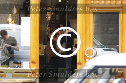 Amsterdam 6 oktober 2015 
Katja Schuurman brnegt haar vriend Freek v Noordwijk van zijn ene restaurant naar zijn andere restaurant ion Amsterdam