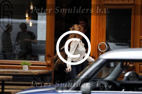 Amsterdam 6 oktober 2015 
Katja Schuurman brnegt haar vriend Freek v Noordwijk van zijn ene restaurant naar zijn andere restaurant ion Amsterdam