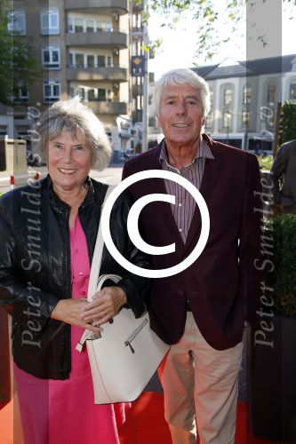 Amsterdam 30 september 2015
Boekpresenatie Joop van Tellingen in Players. Aanwezig Dennis Ria Nathalie en Fender v Tellingen alsmede rest van de familie. Klaas Wilting met zijn vrouw