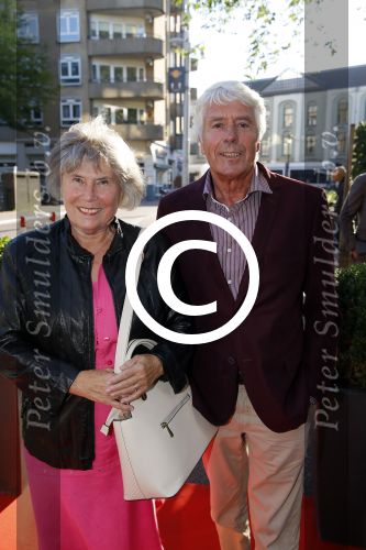Amsterdam 30 september 2015
Boekpresenatie Joop van Tellingen in Players. Aanwezig Dennis Ria Nathalie en Fender v Tellingen alsmede rest van de familie. Klaas Wilting met zijn vrouw