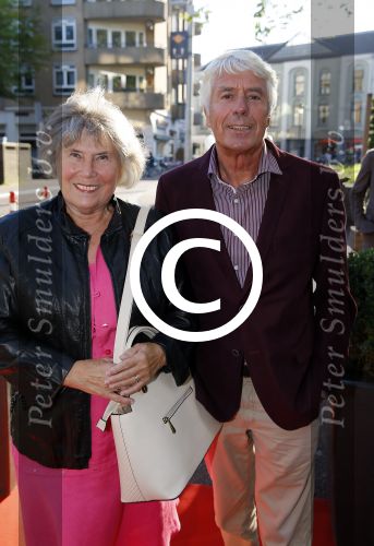Amsterdam 30 september 2015
Boekpresenatie Joop van Tellingen in Players. Aanwezig Dennis Ria Nathalie en Fender v Tellingen alsmede rest van de familie. Klaas Wilting met zijn vrouw