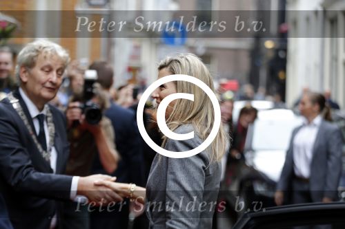 Amsterdam 6 oktober 2015
Koningin Maxima bij symposium platform wijzer in geldzaken in het Tobacco theater, 
Eberhard v d Laan ontvangt haar.