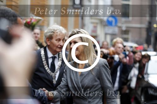 Amsterdam 6 oktober 2015
Koningin Maxima bij symposium platform wijzer in geldzaken in het Tobacco theater, 
Eberhard v d Laan ontvangt haar.
