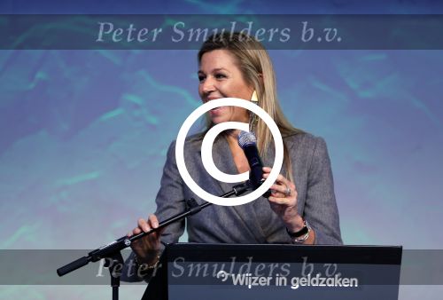 Amsterdam 6 oktober 2015
Koningin Maxima bij symposium platform wijzer in geldzaken in het Tobacco theater, 
Eberhard v d Laan ontvangt haar.