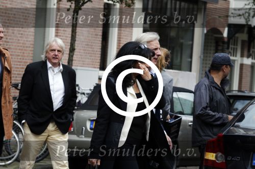 Amsterdam 19 september 2015
Laura Fygi met man op straat in amsterdam zuid.