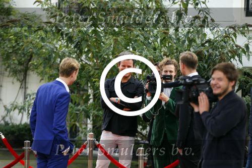 Amsterdam 8 oktober 2015
Leco v Zadelhoff geeft de jongens van streetlab les voor de rode loper van de televizierring waar ze voor genomineerd zijn