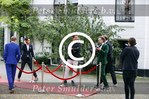 Amsterdam 8 oktober 2015
Leco v Zadelhoff geeft de jongens van streetlab les voor de rode loper van de televizierring waar ze voor genomineerd zijn
