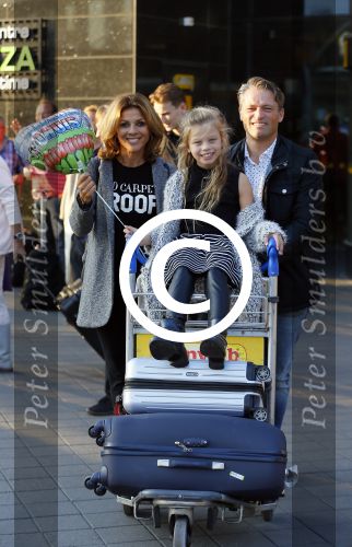 Schiphol 10 oktober 2015
Leontien Zijlaard v Moorsel wordt op schiphol opgehaald door man Michael Zijlaard en dochter Indy