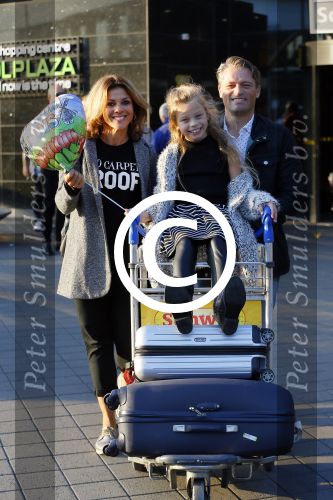 Schiphol 10 oktober 2015
Leontien Zijlaard v Moorsel wordt op schiphol opgehaald door man Michael Zijlaard en dochter Indy