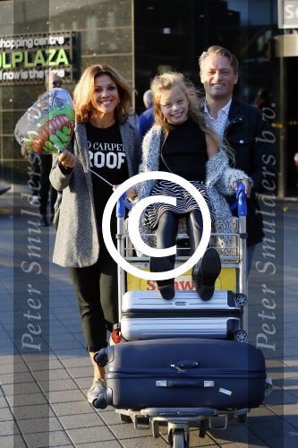 Schiphol 10 oktober 2015
Leontien Zijlaard v Moorsel wordt op schiphol opgehaald door man Michael Zijlaard en dochter Indy