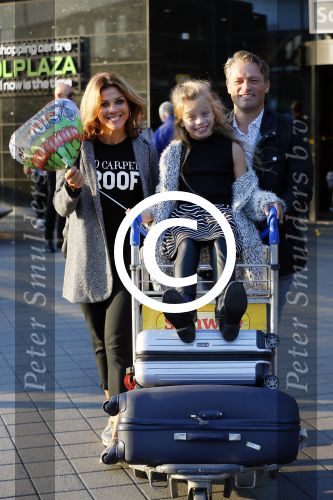 Schiphol 10 oktober 2015
Leontien Zijlaard v Moorsel wordt op schiphol opgehaald door man Michael Zijlaard en dochter Indy
