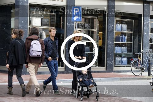 Amsterdam 19 september 2015  
Lieke v Lexmond met Bas v Veggel en hun zoon op de pc hooftstraat