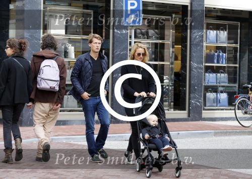 Amsterdam 19 september 2015  
Lieke v Lexmond met Bas v Veggel en hun zoon op de pc hooftstraat