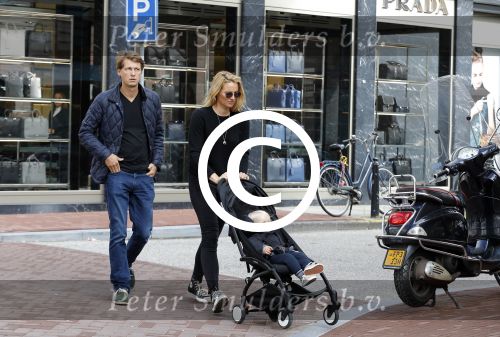 Amsterdam 19 september 2015  
Lieke v Lexmond met Bas v Veggel en hun zoon op de pc hooftstraat