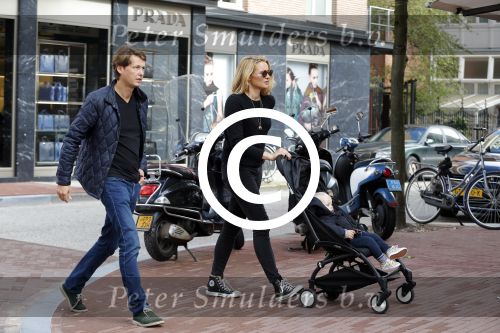 Amsterdam 19 september 2015  
Lieke v Lexmond met Bas v Veggel en hun zoon op de pc hooftstraat