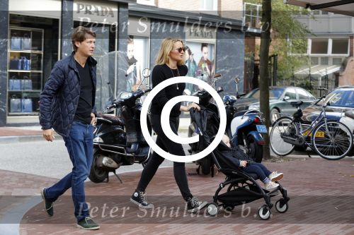 Amsterdam 19 september 2015  
Lieke v Lexmond met Bas v Veggel en hun zoon op de pc hooftstraat