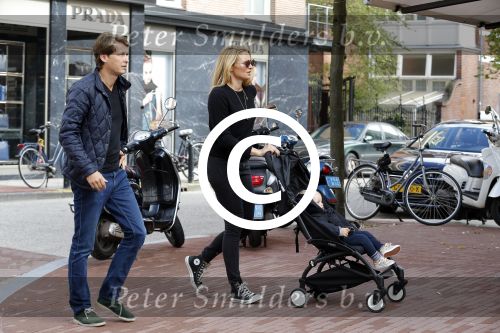 Amsterdam 19 september 2015  
Lieke v Lexmond met Bas v Veggel en hun zoon op de pc hooftstraat