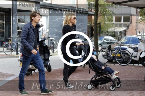 Amsterdam 19 september 2015  
Lieke v Lexmond met Bas v Veggel en hun zoon op de pc hooftstraat