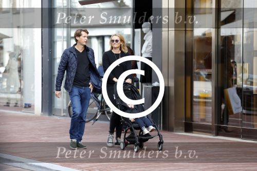 Amsterdam 19 september 2015  
Lieke v Lexmond met Bas v Veggel en hun zoon op de pc hooftstraat