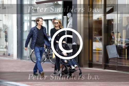Amsterdam 19 september 2015  
Lieke v Lexmond met Bas v Veggel en hun zoon op de pc hooftstraat