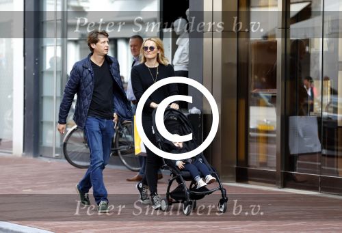 Amsterdam 19 september 2015  
Lieke v Lexmond met Bas v Veggel en hun zoon op de pc hooftstraat
