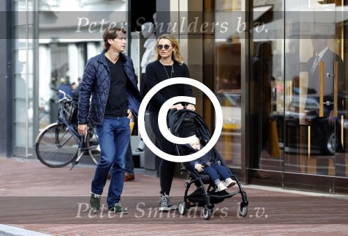 Amsterdam 19 september 2015  
Lieke v Lexmond met Bas v Veggel en hun zoon op de pc hooftstraat