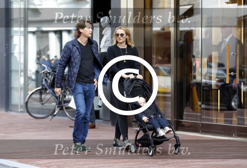 Amsterdam 19 september 2015  
Lieke v Lexmond met Bas v Veggel en hun zoon op de pc hooftstraat