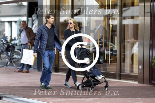 Amsterdam 19 september 2015  
Lieke v Lexmond met Bas v Veggel en hun zoon op de pc hooftstraat