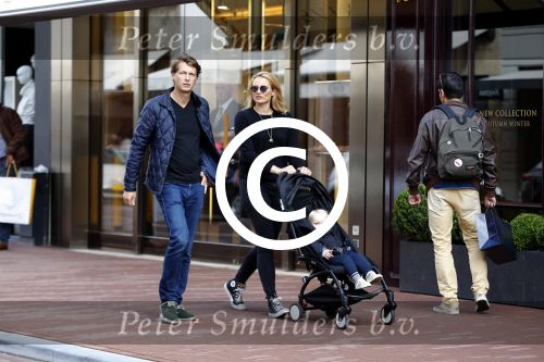 Amsterdam 19 september 2015  
Lieke v Lexmond met Bas v Veggel en hun zoon op de pc hooftstraat