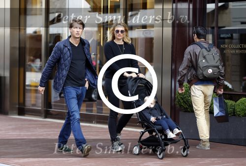 Amsterdam 19 september 2015  
Lieke v Lexmond met Bas v Veggel en hun zoon op de pc hooftstraat