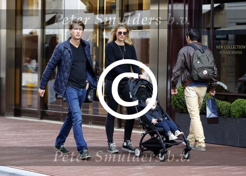 Amsterdam 19 september 2015  
Lieke v Lexmond met Bas v Veggel en hun zoon op de pc hooftstraat