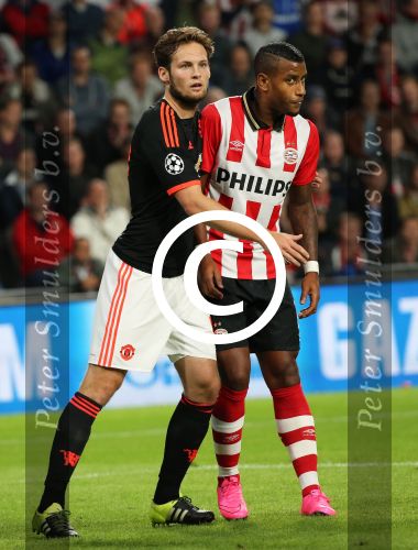 Eindhoven, 15 September 2015
CL 2015/2016
Eerste wedstrijd PSV-Manchester United, eindstand 2-1
Luciano Narsingh in duel met Daley Blind