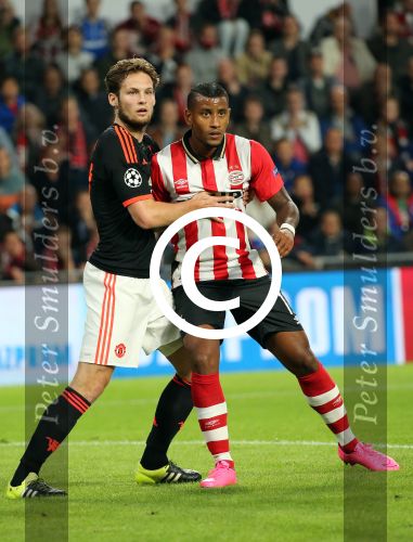 Eindhoven, 15 September 2015
CL 2015/2016
Eerste wedstrijd PSV-Manchester United, eindstand 2-1
Luciano Narsingh in duel met Daley Blind