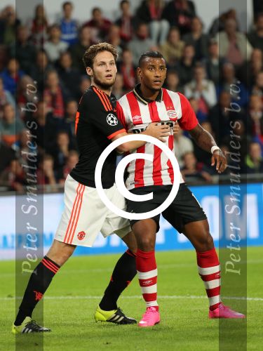Eindhoven, 15 September 2015
CL 2015/2016
Eerste wedstrijd PSV-Manchester United, eindstand 2-1
Luciano Narsingh in duel met Daley Blind