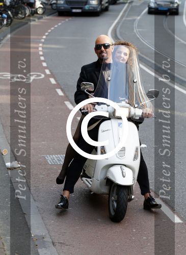 Amsterdam 11 oktober 2015
Premiere de tweeling in het nieuwe de la mar theater
Maik de Boer met zus op de scooter