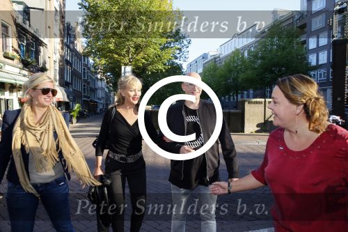 Amsterdam 30 september 2015 
Manon Thomas met vriend bij boekpresentatie Joop v Tellingen