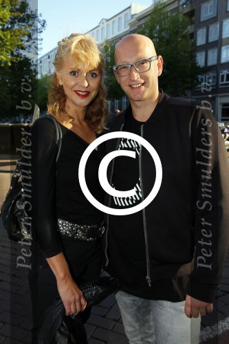 Amsterdam 30 september 2015 
Manon Thomas met vriend bij boekpresentatie Joop v Tellingen