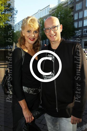 Amsterdam 30 september 2015 
Manon Thomas met vriend bij boekpresentatie Joop v Tellingen