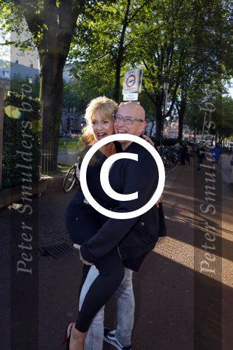 Amsterdam 30 september 2015 
Manon Thomas met vriend bij boekpresentatie Joop v Tellingen