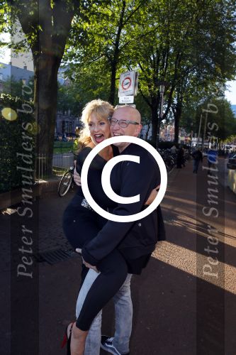 Amsterdam 30 september 2015 
Manon Thomas met vriend bij boekpresentatie Joop v Tellingen