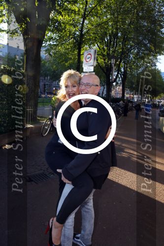 Amsterdam 30 september 2015 
Manon Thomas met vriend bij boekpresentatie Joop v Tellingen