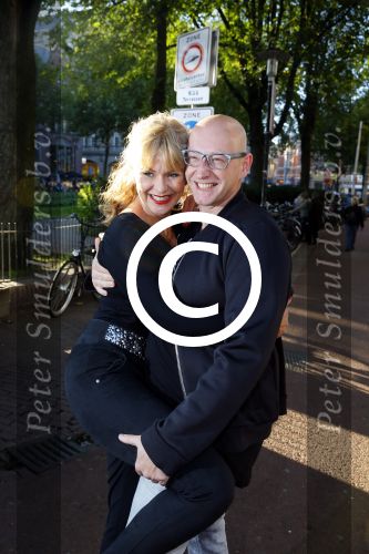 Amsterdam 30 september 2015 
Manon Thomas met vriend bij boekpresentatie Joop v Tellingen