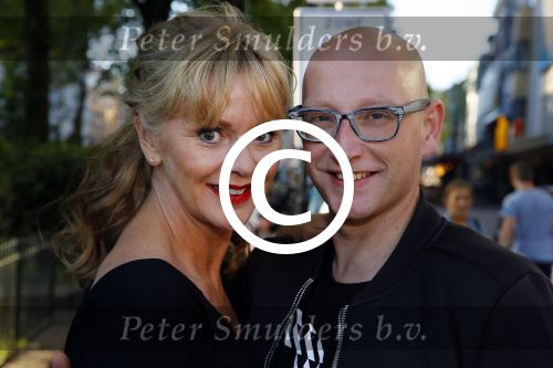Amsterdam 30 september 2015 
Manon Thomas met vriend bij boekpresentatie Joop v Tellingen