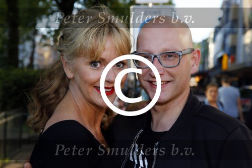 Amsterdam 30 september 2015 
Manon Thomas met vriend bij boekpresentatie Joop v Tellingen