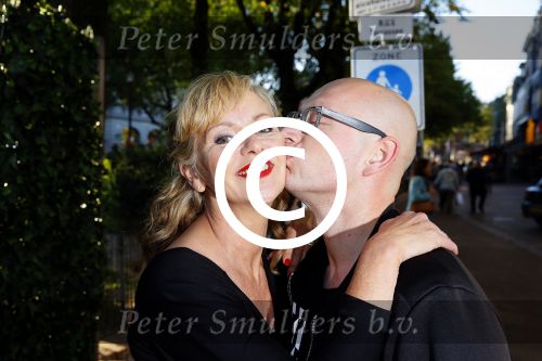 Amsterdam 30 september 2015 
Manon Thomas met vriend bij boekpresentatie Joop v Tellingen