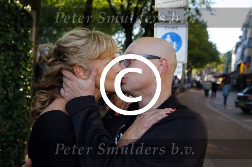 Amsterdam 30 september 2015 
Manon Thomas met vriend bij boekpresentatie Joop v Tellingen