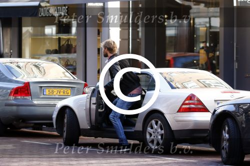 Amsterdam 30 september 2015 
Manuel Broekman met een kennis en in zijn mercedes cabrio op de pc hooftstraat