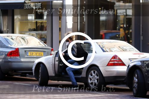 Amsterdam 30 september 2015 
Manuel Broekman met een kennis en in zijn mercedes cabrio op de pc hooftstraat